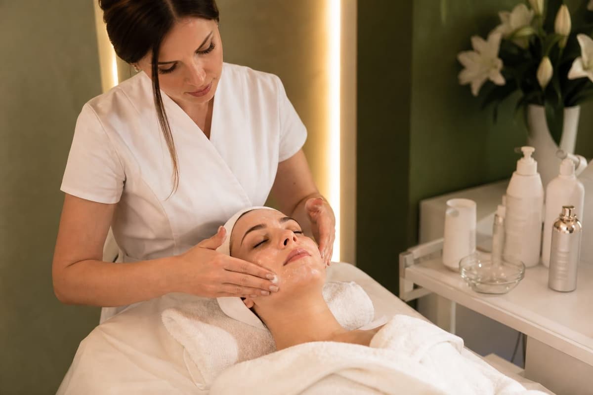 Ce trebuie evitat după tratamente estetice faciale Checklist îngrijire post-tratament facial — exfoliere, microneedling, radiofrecvență